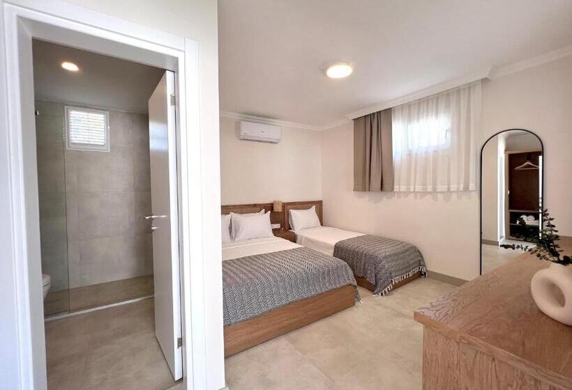 חדר סטנדרט לשלושה עם טרסה, Lavinya Otel