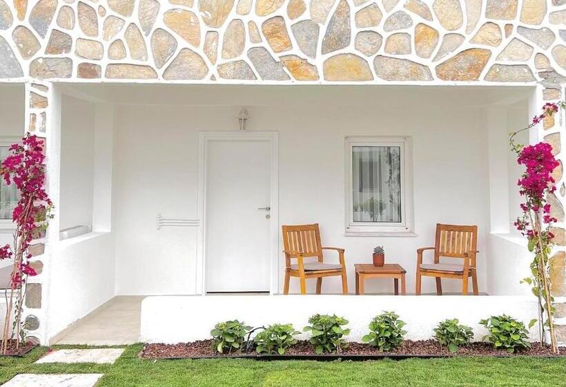 חדר סטנדרט לשלושה עם נוף לגינה, Lavinya Otel