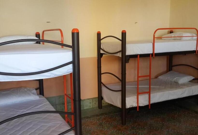 تختخواب در اتاق مشترک, Hostal La Ermita