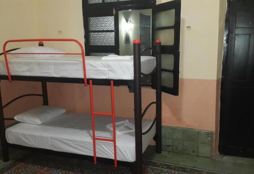 تختخواب در اتاق مشترک, Hostal La Ermita