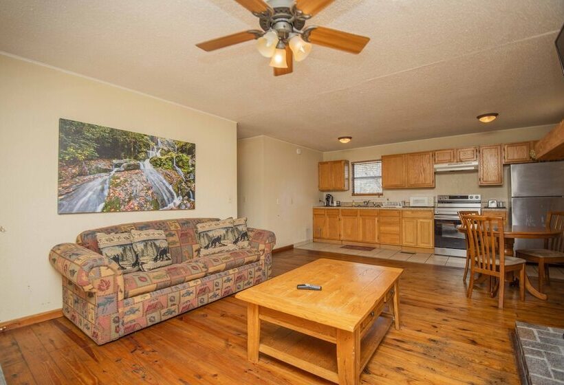 جناح عائلي, Tremont Lodge & Resort