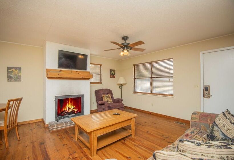 جناح عائلي, Tremont Lodge & Resort