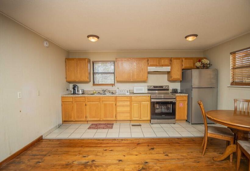 جناح عائلي, Tremont Lodge & Resort