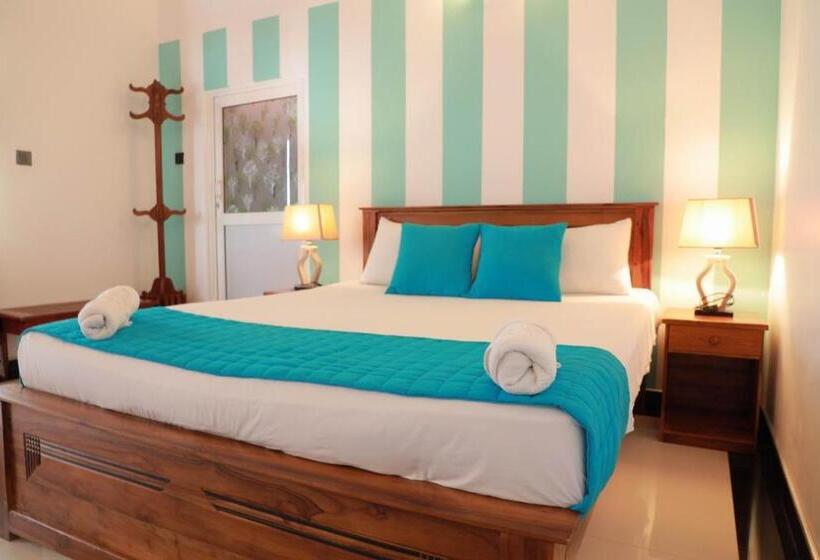 חדר דלוקס לשלושה, Nilambara Lake View