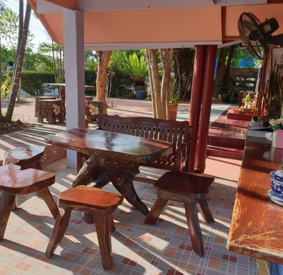 חדר סטנדרט לשלושה, Haad Somboon House