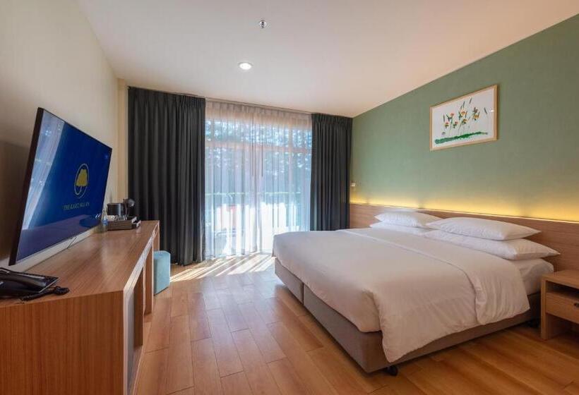 غرفة ديلوكس, The Kaset