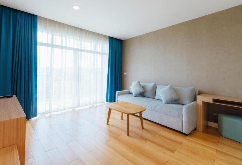 جناح مطلّ علي الجبل, The Kaset