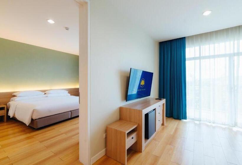 جناح مطلّ علي الجبل, The Kaset