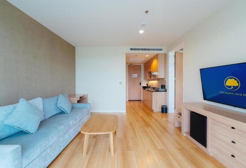 جناح مطلّ علي الجبل, The Kaset