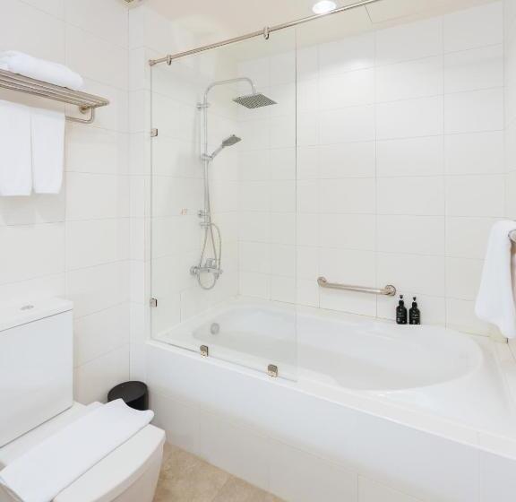 جناح مطلّ علي الجبل, The Kaset