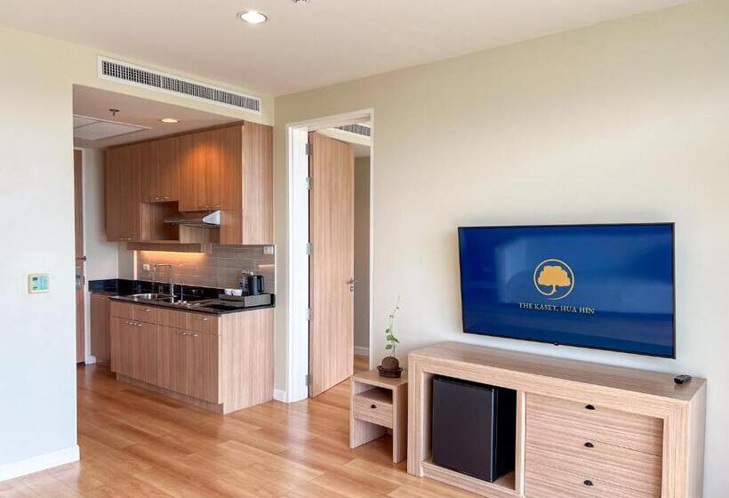 جناح مطلّ علي الجبل, The Kaset