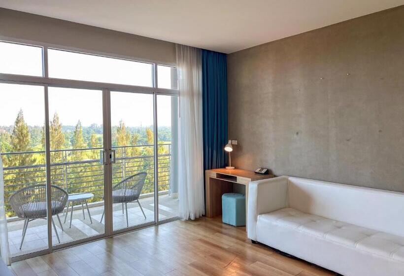 جناح مطلّ علي الجبل, The Kaset