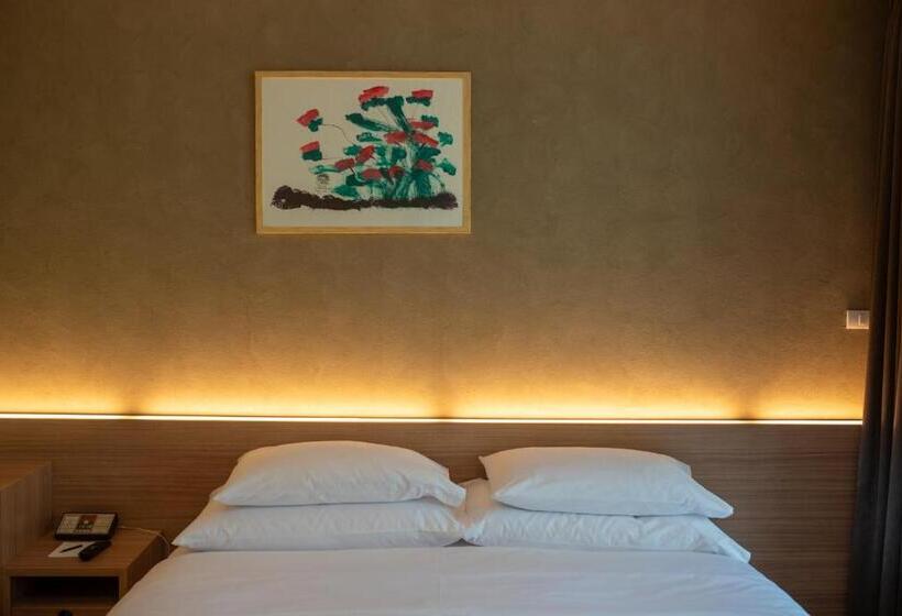 غرفة قياسية مطلّة علي الحديقة, The Kaset