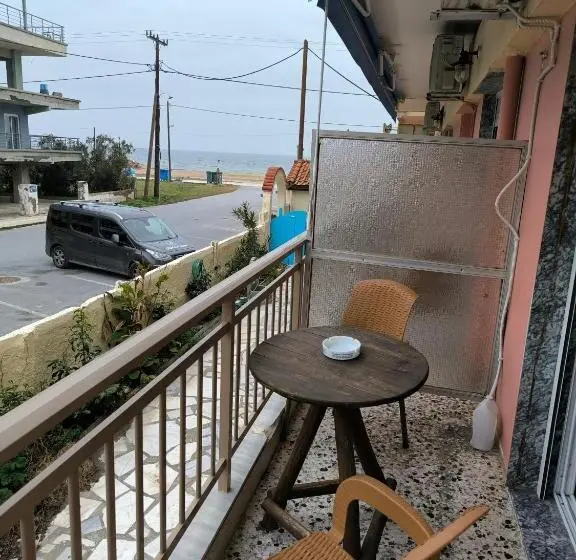 اتاق اساندارد با چشم‌انداز جانبی به دریا, Almira