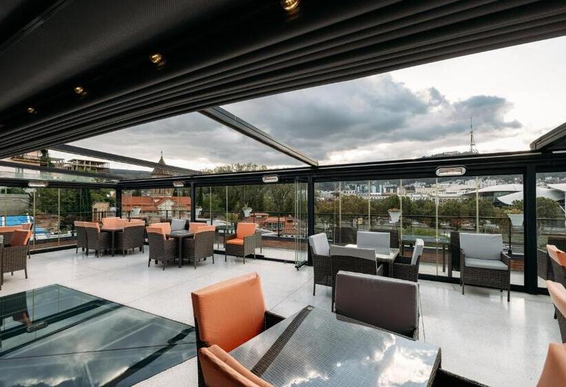 اتاق خانوادگی, Atrium Boutique