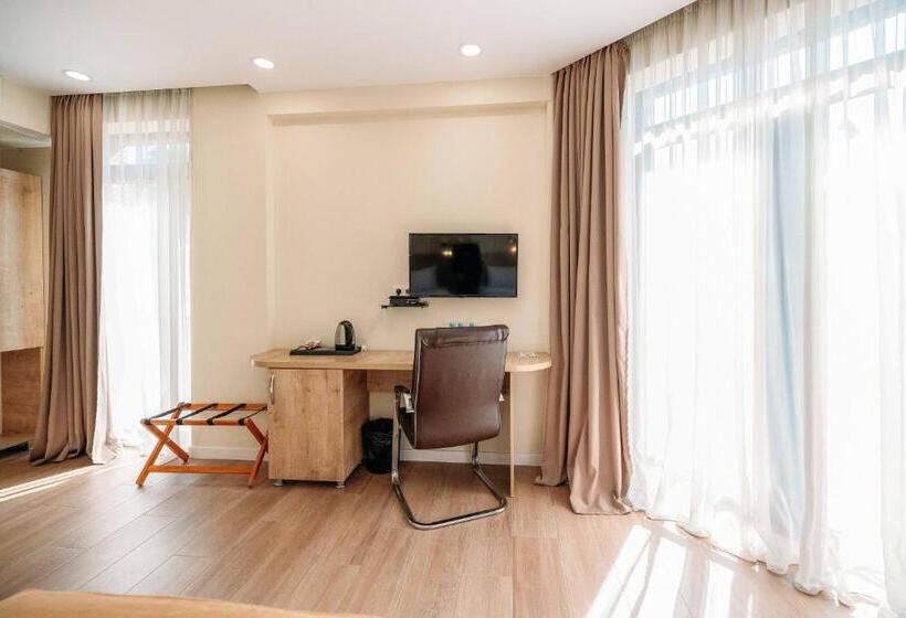 اتاق خانوادگی, Atrium Boutique