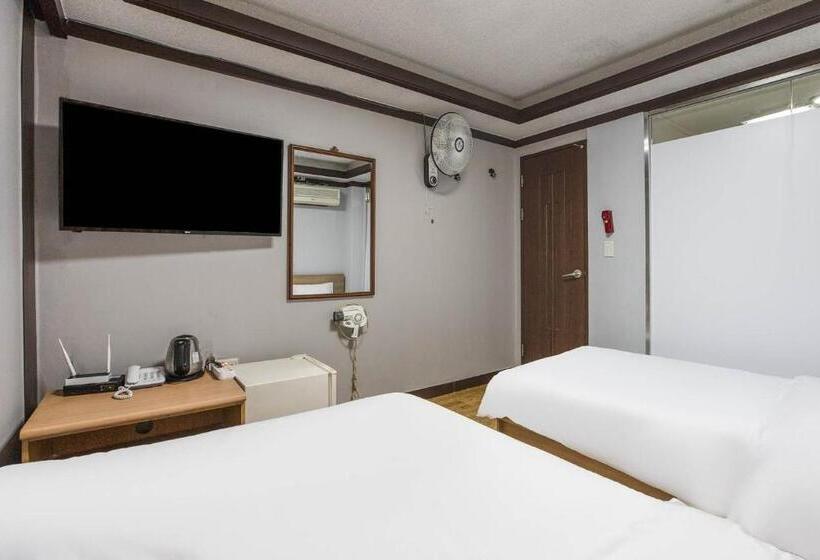 غرفة قياسية ثلاثية, Keumkang Motel