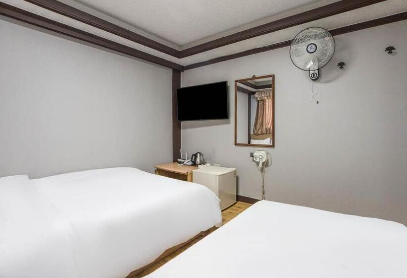 غرفة قياسية ثلاثية, Keumkang Motel