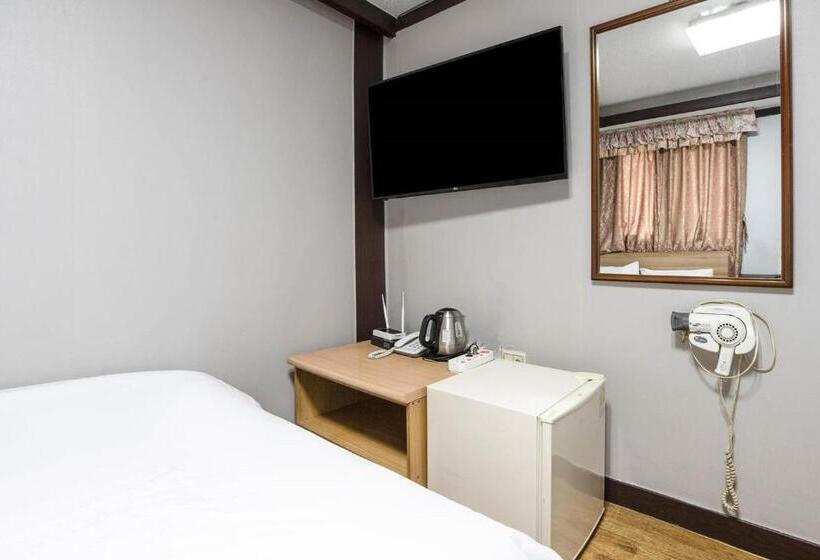 غرفة قياسية ثلاثية, Keumkang Motel