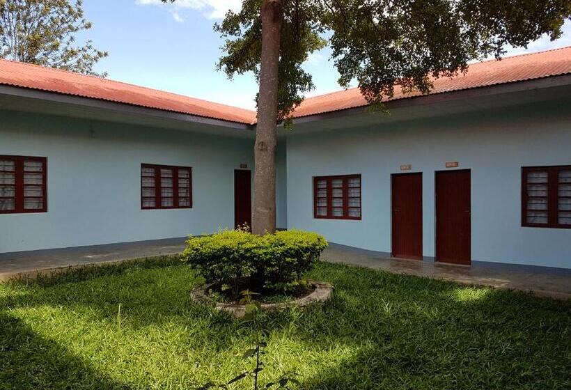 חדר בסיסי לשלושה, Ifisi Community Centre