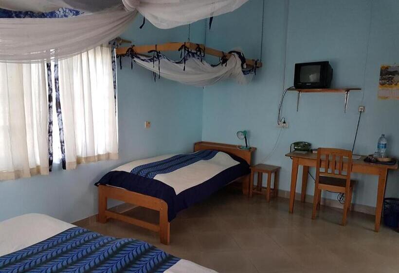 חדר בסיסי לשלושה, Ifisi Community Centre