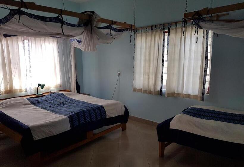 חדר בסיסי לשלושה, Ifisi Community Centre