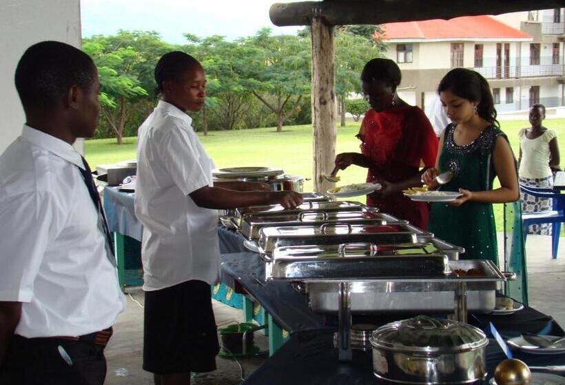 חדר בסיסי לשלושה, Ifisi Community Centre