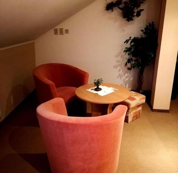 デラックスルーム, Mladosť