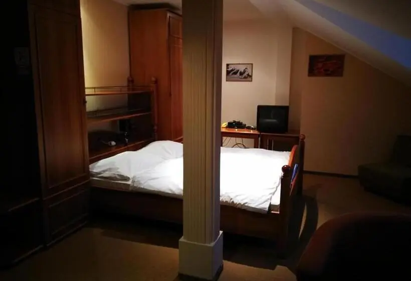 デラックスルーム, Mladosť