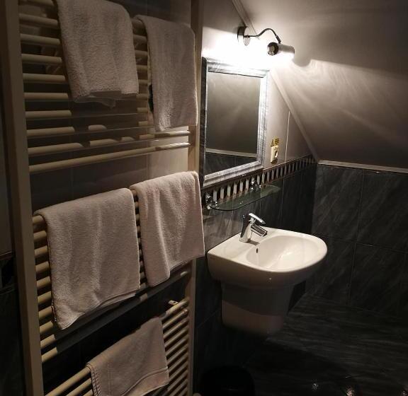 デラックスルーム, Mladosť