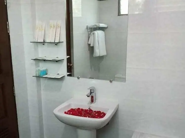 اتاق خانوادگی, San Taw Win