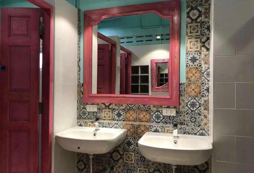 اتاق استاندارد چهارنفره با سرویس بهداشتی مشترک, Stash