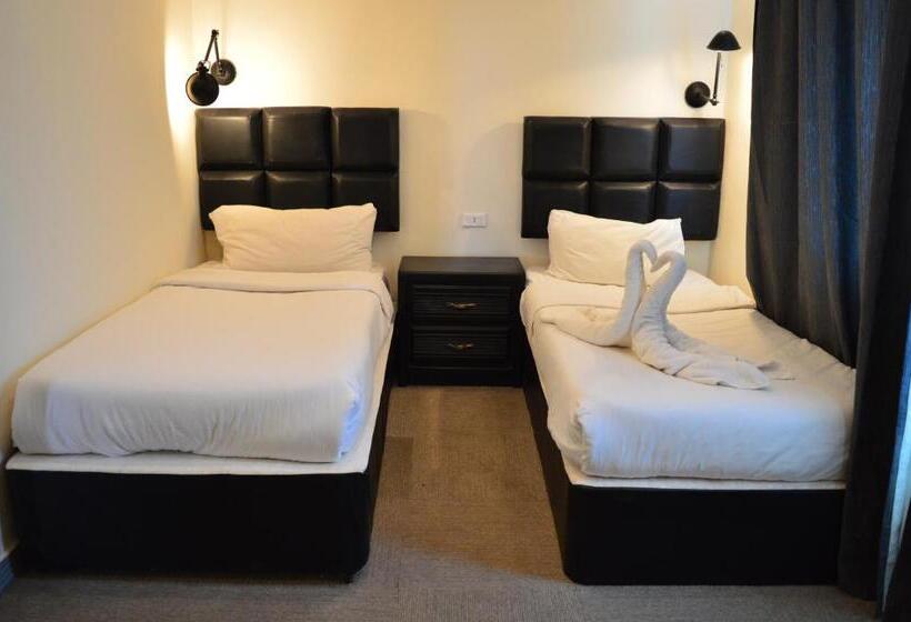 اتاق استاندارد سه نفره, Rafiki Hostel