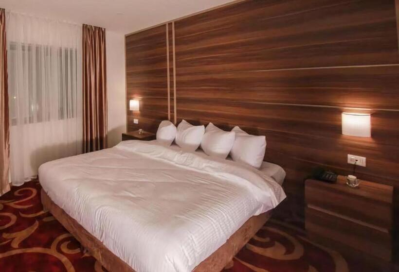 سوئیت با تخت بزرگ, Spark Plaza