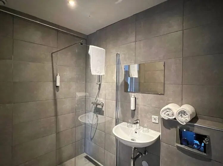 Deluxe Neljän Hengen Huone, Amsterdam Lake