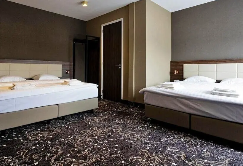 Deluxe Neljän Hengen Huone, Amsterdam Lake