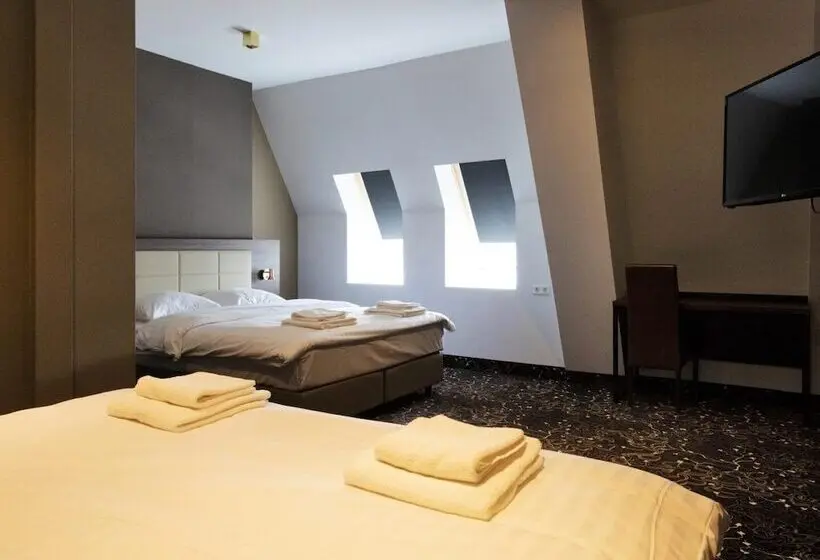 Deluxe Neljän Hengen Huone, Amsterdam Lake