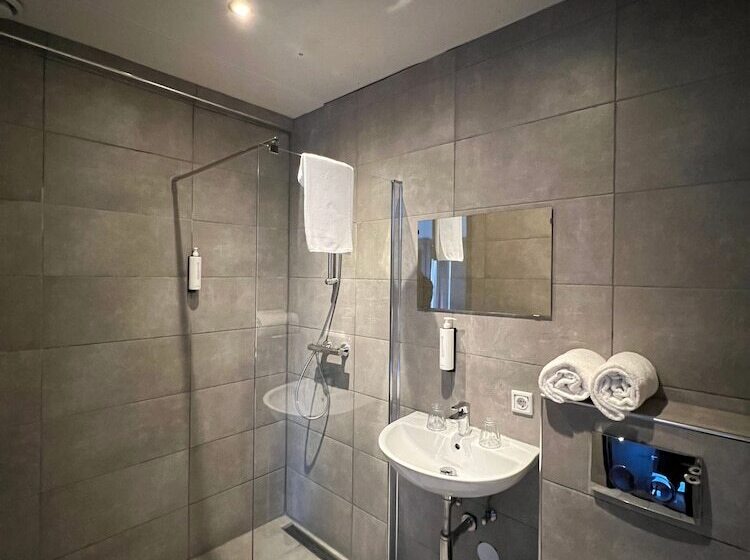 豪华三人间, Amsterdam Lake