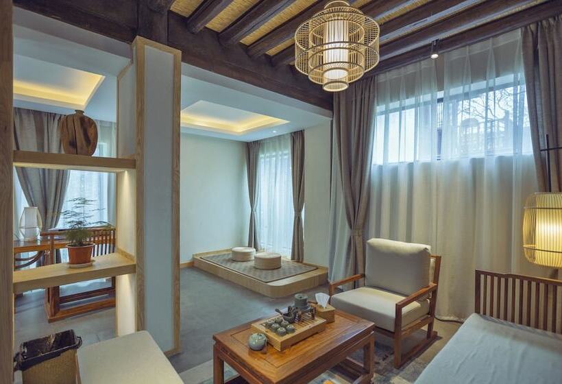 اتاق لوکس, Lijiang Qilu Garden