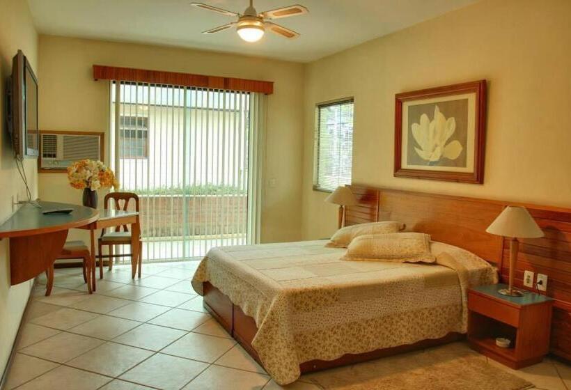 Номер Deluxe, Dominguez Plaza