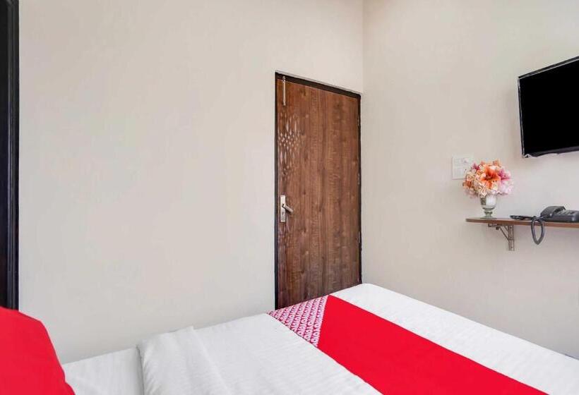 Triple Classic Room, Oyo 10916 Aashirwad Residency