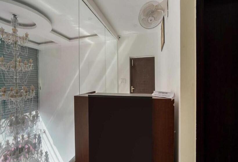 Triple Classic Room, Oyo 10916 Aashirwad Residency