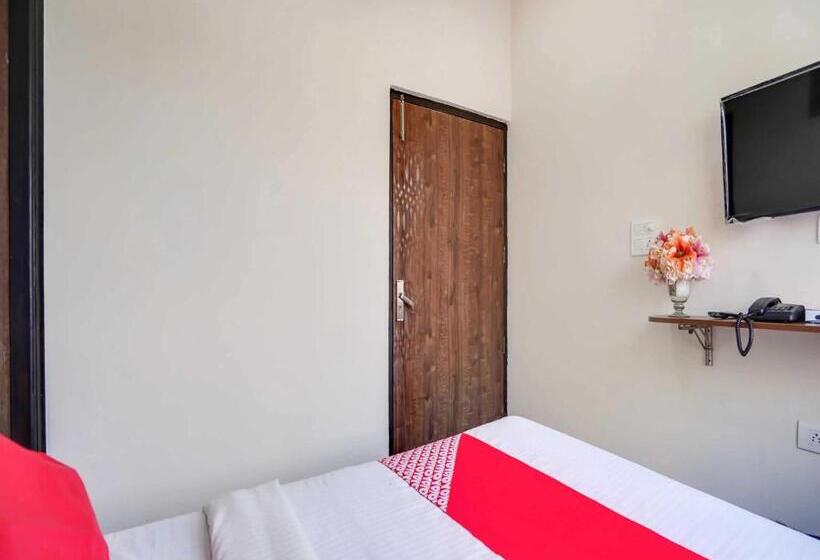 Triple Classic Room, Oyo 10916 Aashirwad Residency