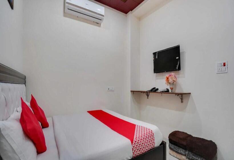 Triple Classic Room, Oyo 10916 Aashirwad Residency