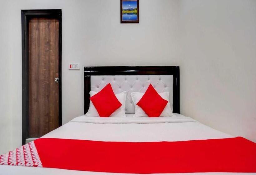 Triple Classic Room, Oyo 10916 Aashirwad Residency