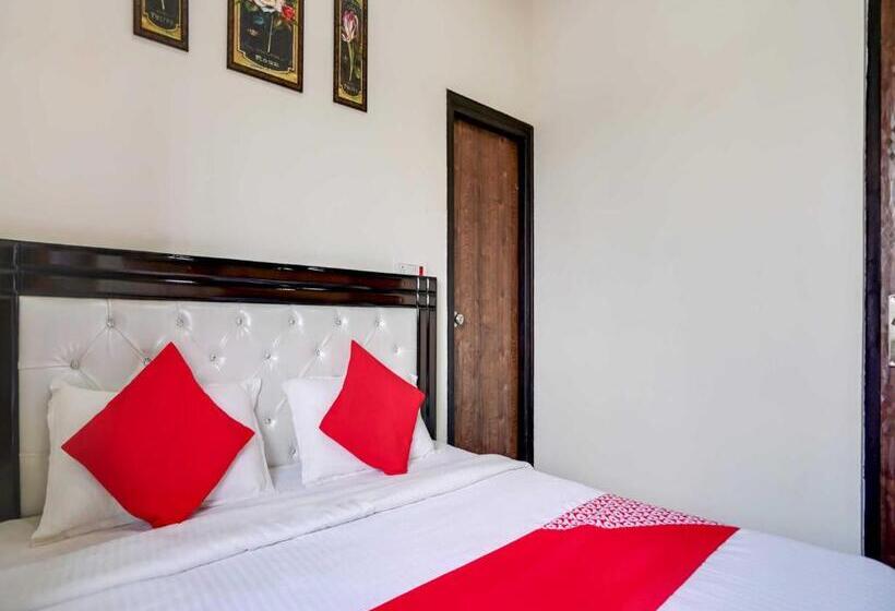 Triple Classic Room, Oyo 10916 Aashirwad Residency