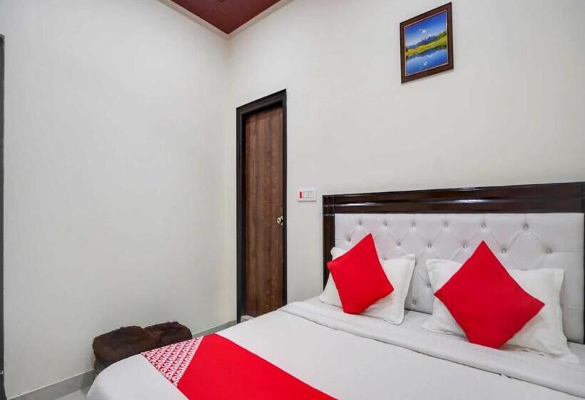 Triple Classic Room, Oyo 10916 Aashirwad Residency