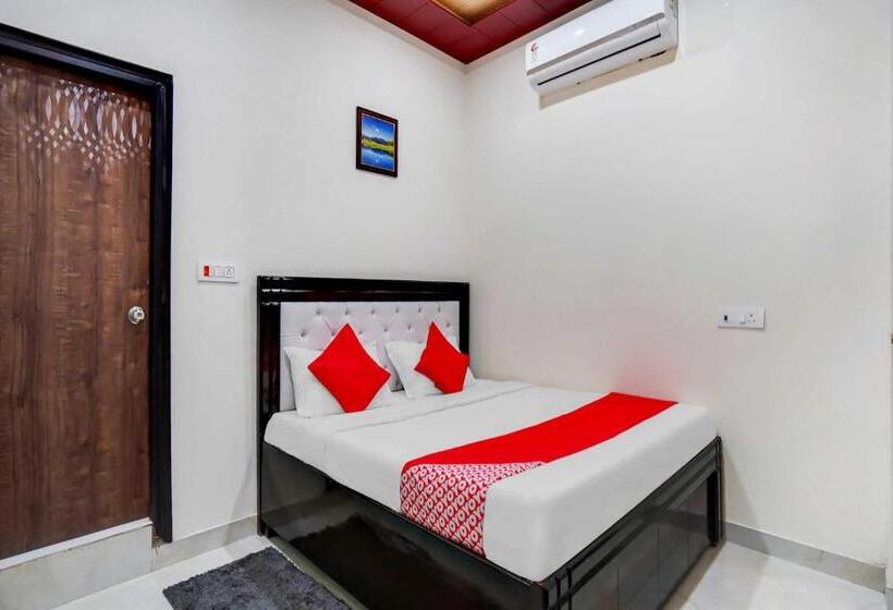 Triple Classic Room, Oyo 10916 Aashirwad Residency