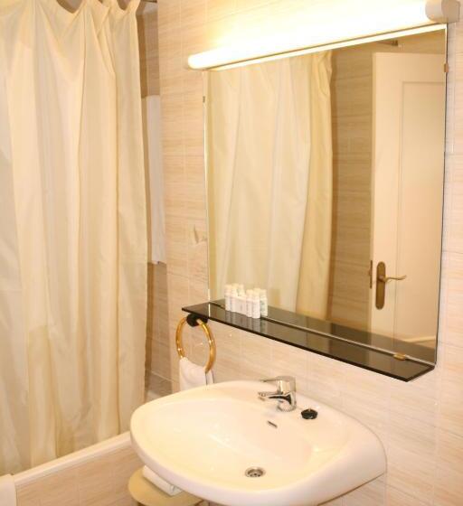 Economy Triple Room, Hmc K Ena