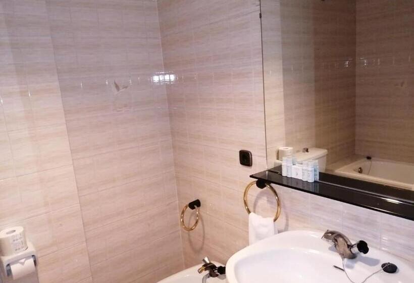 Economy Triple Room, Hmc K Ena